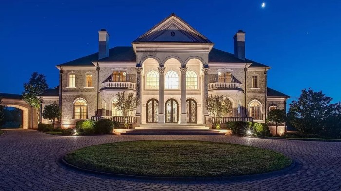 10 Stunning Million-Dollar Homes In Tennessee