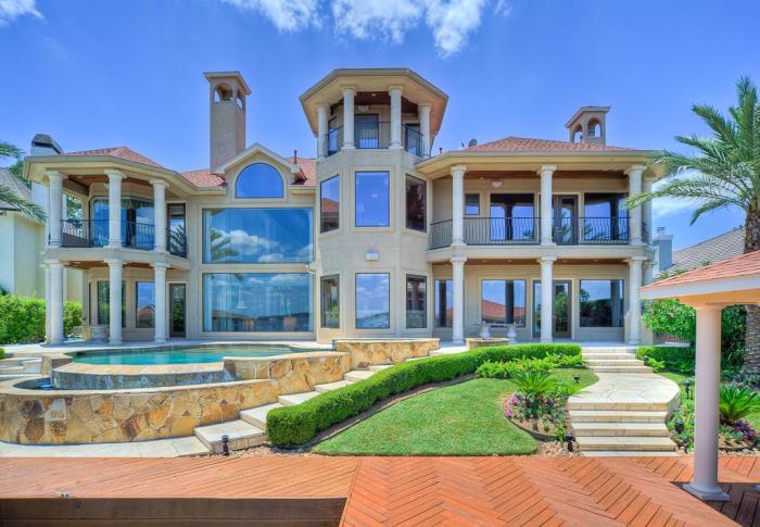 Palatial waterfront mansions for sale on Lake Conroe Palatial waterfront mansions for sale on Lake Conroe